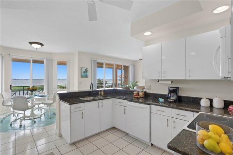 Condo in Saint Petersburg, Florida, 3 bedrooms  № 1382625 - photo 15