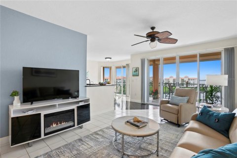 Condo in Saint Petersburg, Florida, 3 bedrooms  № 1382625 - photo 10