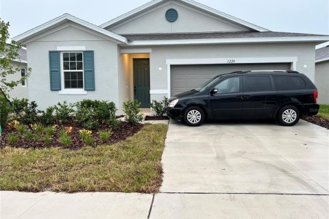 House in MATTIE POINTE in Auburndale, Florida 4 bedrooms, 179.86 sq.m. № 1382627 - photo 1