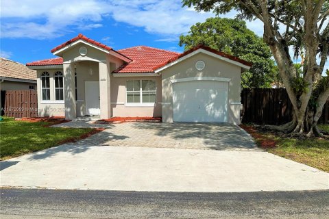 House in Miami, Florida 3 bedrooms, 149.02 sq.m. № 1394234 - photo 1