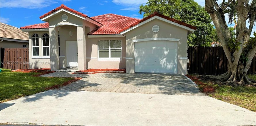 House in Miami, Florida 3 bedrooms, 149.02 sq.m. № 1394234