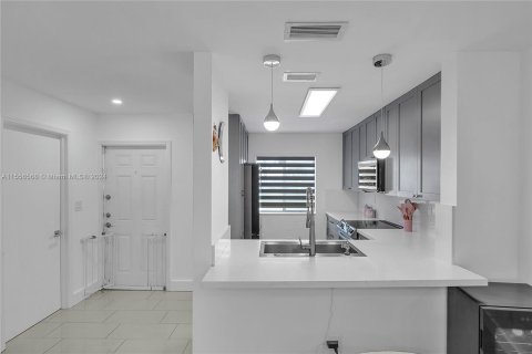 Adosado en venta en Miami, Florida, 3 dormitorios, 117.99 m2 № 1332539 - foto 5