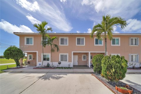 Touwnhouse à vendre à Miami, Floride: 3 chambres, 117.99 m2 № 1332539 - photo 1