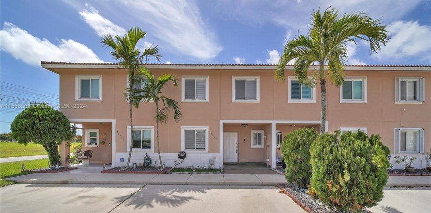 Townhouse in Miami, Florida 3 bedrooms, 117.99 sq.m. № 1332539