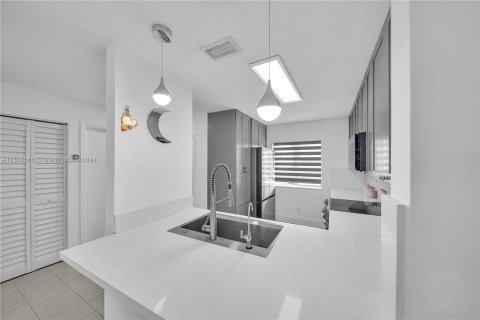 Touwnhouse à vendre à Miami, Floride: 3 chambres, 117.99 m2 № 1332539 - photo 12