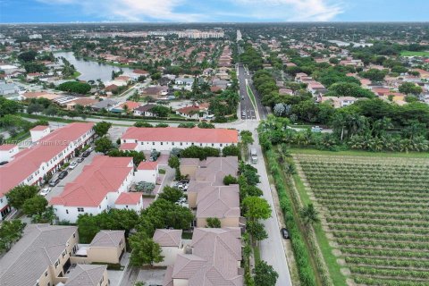 Townhouse in Miami, Florida 4 bedrooms, 214.79 sq.m. № 1394343 - photo 22