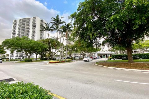 Condo in Aventura, Florida, 2 bedrooms  № 1348484 - photo 1