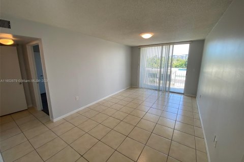 Condominio en alquiler en Miami, Florida, 2 dormitorios, 85.28 m2 № 1348481 - foto 3