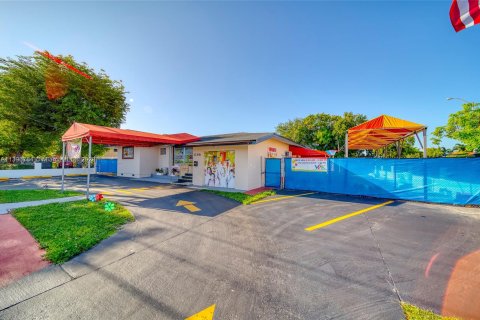 Immobilier commercial à vendre à Hialeah, Floride № 532322 - photo 1