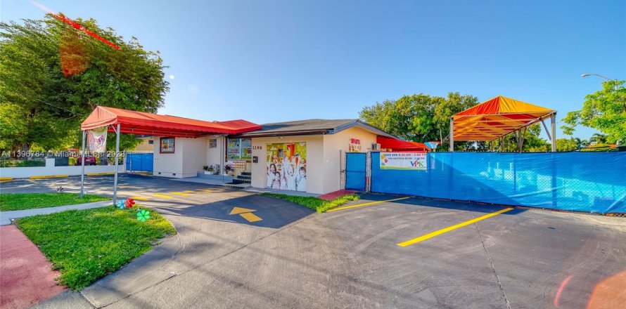 Commercial property in Hialeah, Florida № 532322