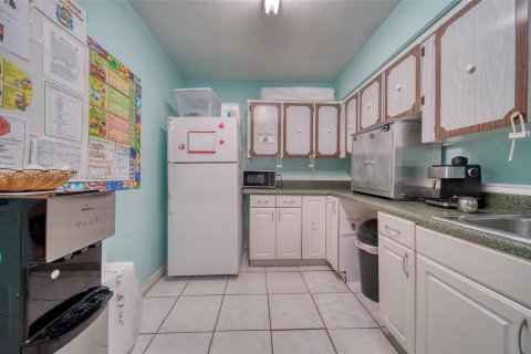 Commercial property in Hialeah, Florida № 532322 - photo 18