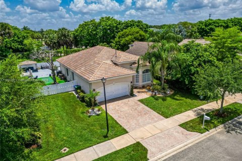 House in Pembroke Pines, Florida 3 bedrooms, 176.51 sq.m. № 1413534 - photo 5