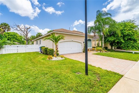 House in Pembroke Pines, Florida 3 bedrooms, 176.51 sq.m. № 1413534 - photo 4