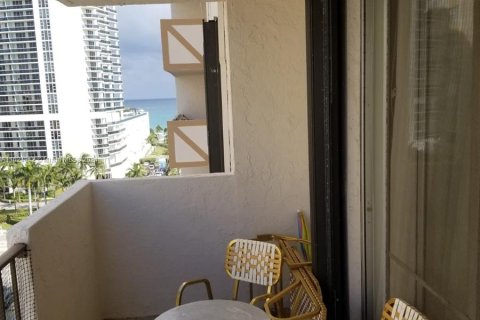 Condo in Hallandale Beach, Florida, 1 bedroom  № 1282641 - photo 3