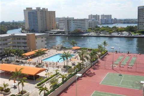 Condo in Hallandale Beach, Florida, 1 bedroom  № 1282641 - photo 19