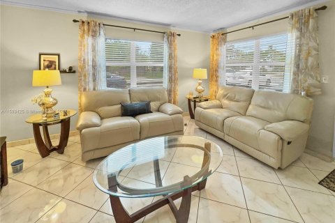 Condominio en venta en Hallandale Beach, Florida, 2 dormitorios, 77.67 m2 № 1180408 - foto 3