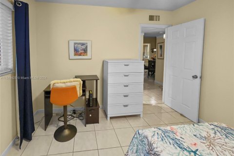 Condominio en venta en Hallandale Beach, Florida, 2 dormitorios, 77.67 m2 № 1180408 - foto 10