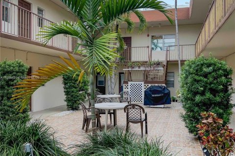 Condominio en venta en Hallandale Beach, Florida, 2 dormitorios, 77.67 m2 № 1180408 - foto 1