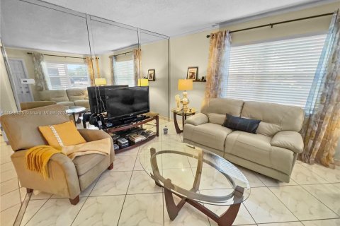 Condominio en venta en Hallandale Beach, Florida, 2 dormitorios, 77.67 m2 № 1180408 - foto 21