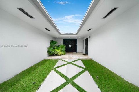 Casa en venta en North Miami Beach, Florida, 4 dormitorios, 261.15 m2 № 1291730 - foto 28