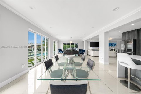 Casa en venta en North Miami Beach, Florida, 4 dormitorios, 261.15 m2 № 1291730 - foto 9