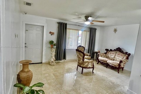 Купить виллу или дом в Хомстед, Флорида 5 спален, 159.42м2, № 821776 - фото 2