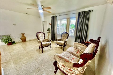 Villa ou maison à vendre à Homestead, Floride: 5 chambres, 159.42 m2 № 821776 - photo 3
