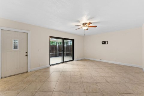 Townhouse in Lake Worth, Florida 2 bedrooms, 123.37 sq.m. № 1132676 - photo 27