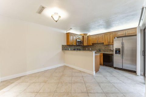 Townhouse in Lake Worth, Florida 2 bedrooms, 123.37 sq.m. № 1132676 - photo 24