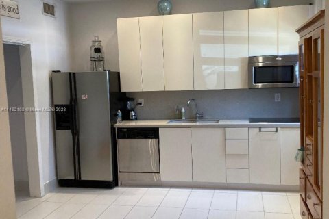 Condo in Miami Beach, Florida, 1 bedroom  № 739752 - photo 8