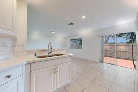 Townhouse in Doral, Florida 3 bedrooms, 161.93 sq.m. № 1294864 - photo 15