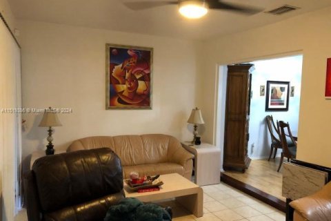 House in Tamarac, Florida 2 bedrooms, 146.69 sq.m. № 965349 - photo 10