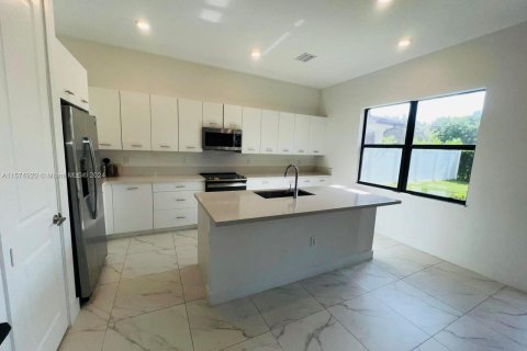 Casa en venta en Miramar, Florida, 4 dormitorios, 251.21 m2 № 1145617 - foto 4