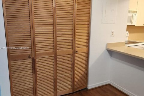 Condo in Miami, Florida, 2 bedrooms  № 1145660 - photo 3