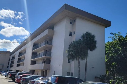 Condo in Miami, Florida, 2 bedrooms  № 1145660 - photo 1