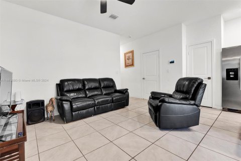 Townhouse in Florida City, Florida 3 bedrooms, 131.74 sq.m. № 1417196 - photo 25