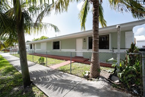 Duplex à vendre à Dania Beach, Floride: 4 chambres, 203.64 m2 № 1288430 - photo 1