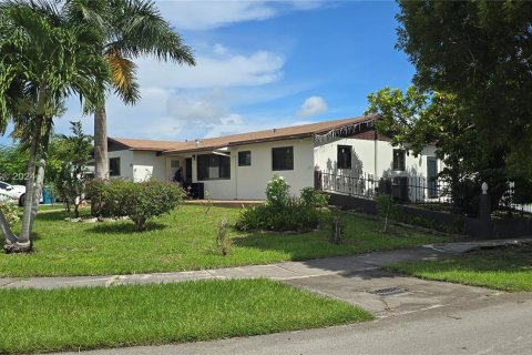 House in Homestead, Florida 5 bedrooms, 177.07 sq.m. № 1348795 - photo 1