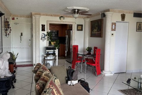 Condominio en venta en Hialeah, Florida, 3 dormitorios, 113.53 m2 № 1348793 - foto 7