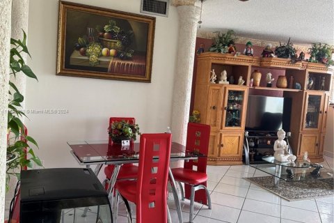 Condominio en venta en Hialeah, Florida, 3 dormitorios, 113.53 m2 № 1348793 - foto 9