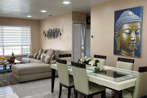 Villa ou maison à vendre à Hialeah, Floride: 4 chambres, 121.7 m2 № 714118 - photo 11