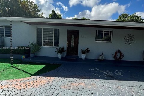 Villa ou maison à vendre à Hialeah, Floride: 4 chambres, 121.7 m2 № 714118 - photo 1