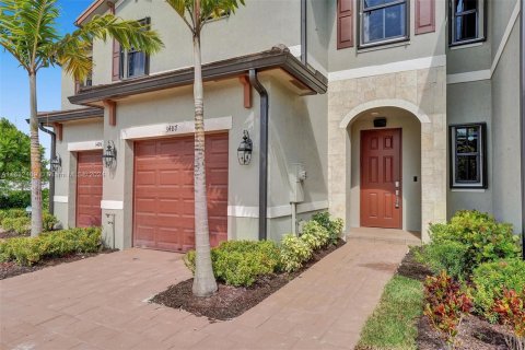 Adosado en venta en Hialeah, Florida, 3 dormitorios, 138.05 m2 № 1293102 - foto 1