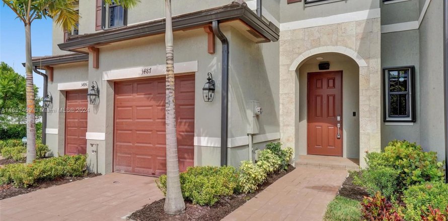 Townhouse in Hialeah, Florida 3 bedrooms, 138.05 sq.m. № 1293102