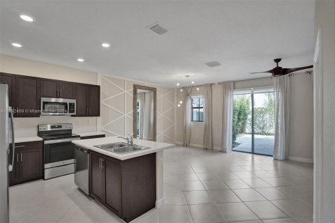 Adosado en venta en Hialeah, Florida, 3 dormitorios, 138.05 m2 № 1293102 - foto 3