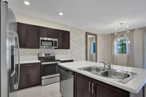 Adosado en venta en Hialeah, Florida, 3 dormitorios, 138.05 m2 № 1293102 - foto 9