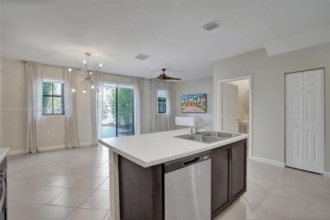 Adosado en venta en Hialeah, Florida, 3 dormitorios, 138.05 m2 № 1293102 - foto 7