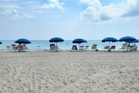 Condominio en venta en Hallandale Beach, Florida, 2 dormitorios, 128.21 m2 № 1292326 - foto 16