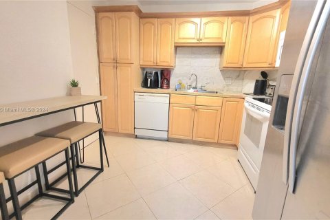 Condo in Hallandale Beach, Florida, 2 bedrooms  № 1292326 - photo 4