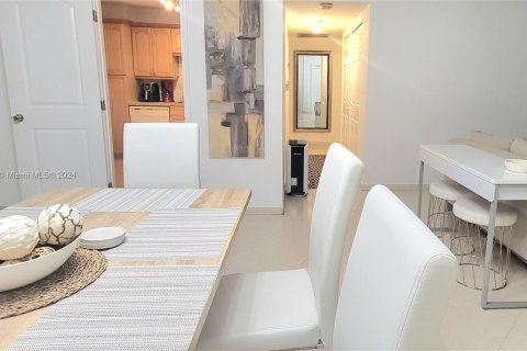 Copropriété à vendre à Hallandale Beach, Floride: 2 chambres, 128.21 m2 № 1292326 - photo 3